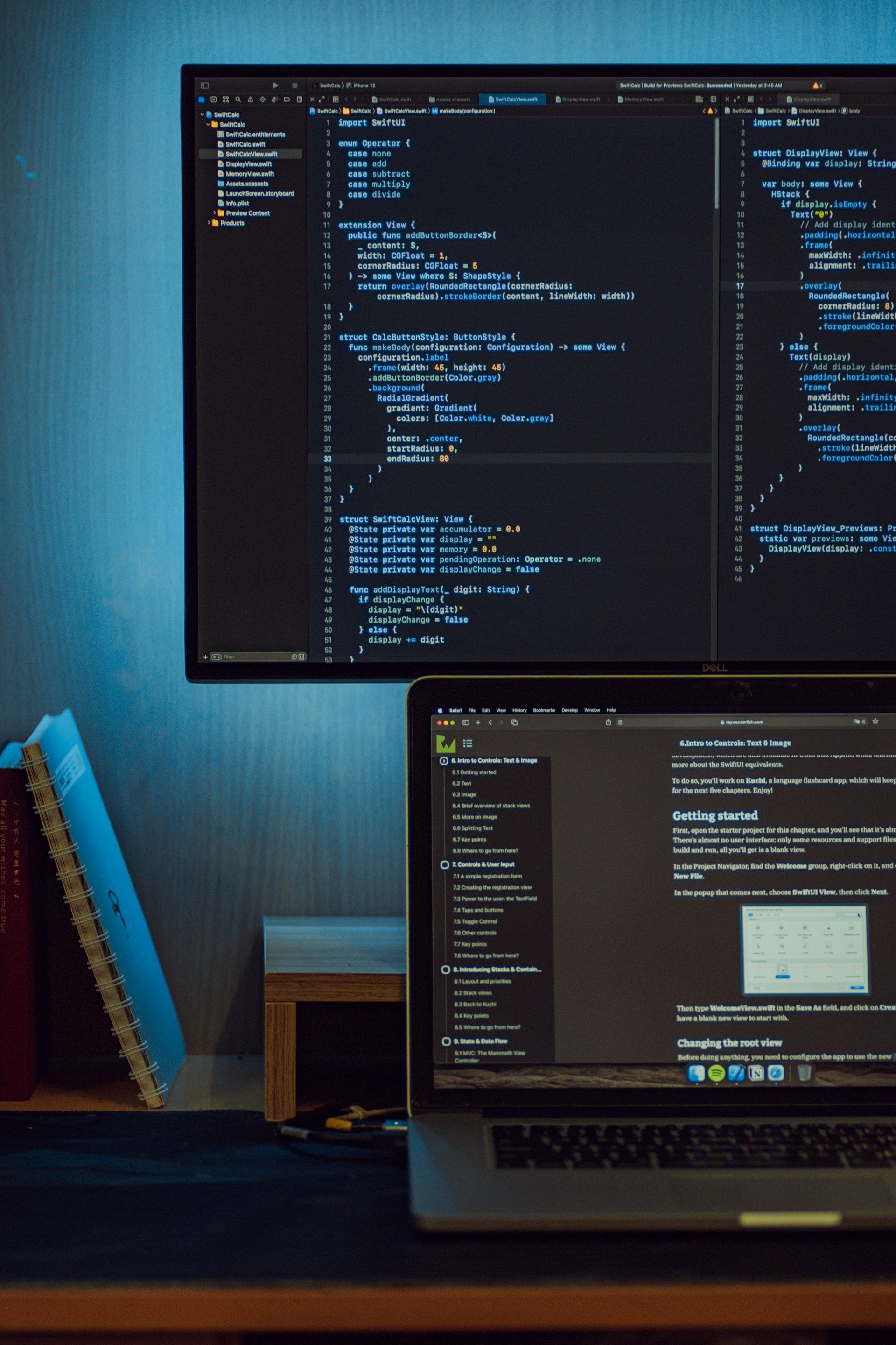 Workspace di sviluppo software con monitor e codice